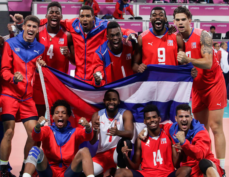 Equipo Cuba celebra la victoria contra Brasil y el pase a la final del voleibol de los Panamericanos de Lima 2019.