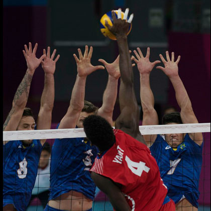 Villaclareño Marlon Yant en acción contra el equipo de voleibol de Brasil.
