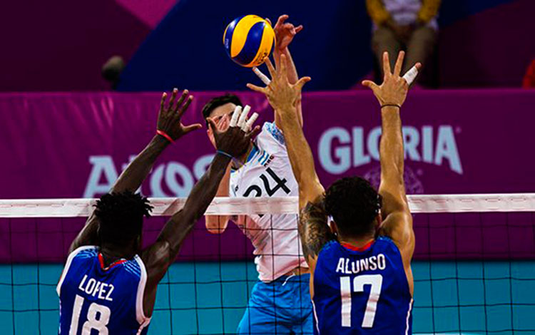 Germán Johansen ataque contra Cuba en la final del voleibol panamericano contra Cuba.