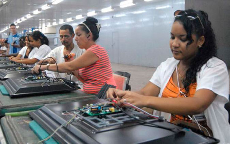 Trabajadores en empresa cubana.