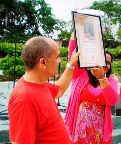 Omar Rodrí­guez López, director de Planificación Fí­sica, recibe el diploma que los acredita como Colectivo Distinguido de manos de Dulce Marí­a Iglesias Suárez, secretaria general del Sindicato de la Administración Pública. (Fotos del autor).