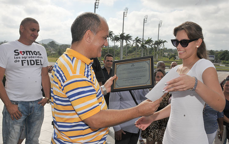 La egresada Laura Beatriz González –alumna más integral con Título de Oro-, manifestó el compromiso que asume a partir de ahora en el apoyo a la erradicación de ilegalidades en el entorno urbano. (Foto: Ramón Barreras Valdés).