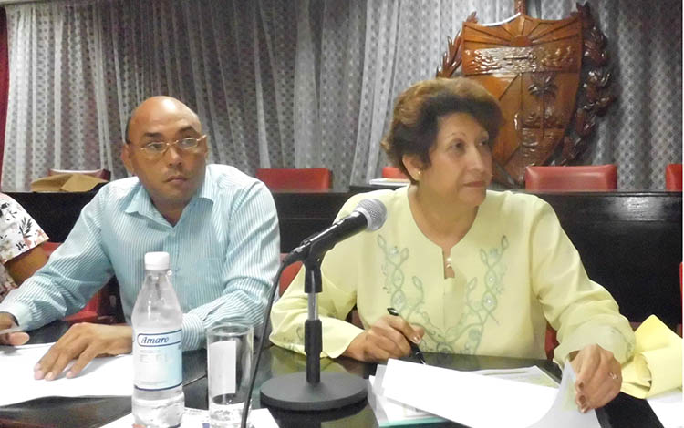 Ena Elsa Velázquez, ministra de Educación, y Alberto López Díaz, presidente del Gobierno en Villa Clara.