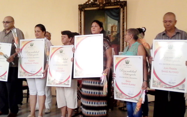 La condición de Personalidad Distinguida le fue conferida a 18 educadores del territorio
