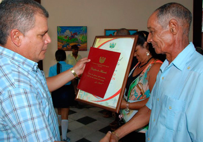 Julio Lima Corzo, primer secretario del PCC en Villa Clara, distingue a educador. Julio Lima Corzo, primer secretario del PCC en Villa Clara, distingue a educador.