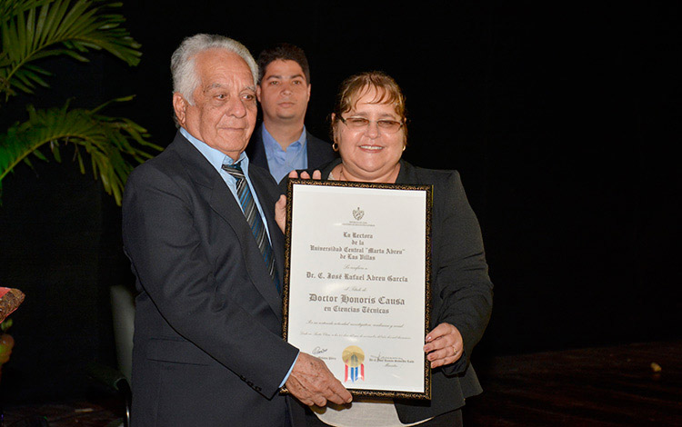 Título de Doctor Honoris Causa a José Rafael Abreu García 