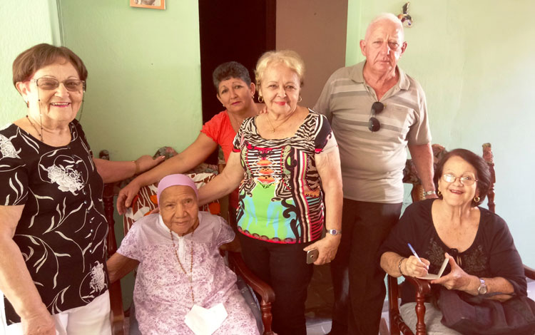 Educadores rinden homenaje a su colega Miriam Meneses.