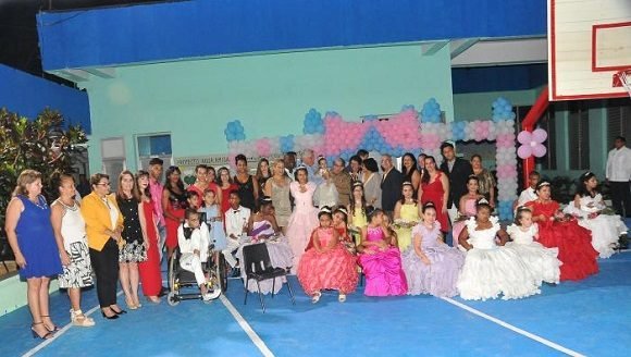 Raúl Castro y Díaz-Canel en fiesta de quince de escuela especial Raúl Castro y Díaz-Canel en fiesta de quince de escuela especial