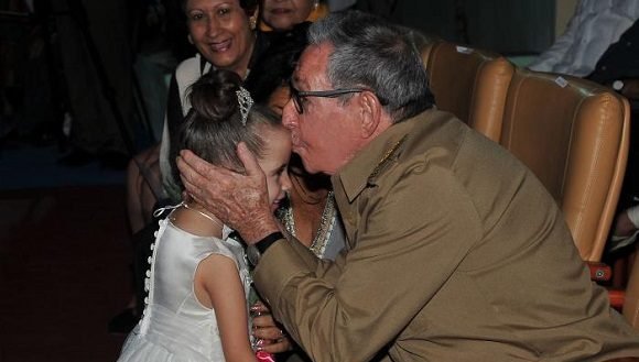 Raúl Castro en fiesta de quince de escuela especial Raúl Castro en fiesta de quince de escuela especial