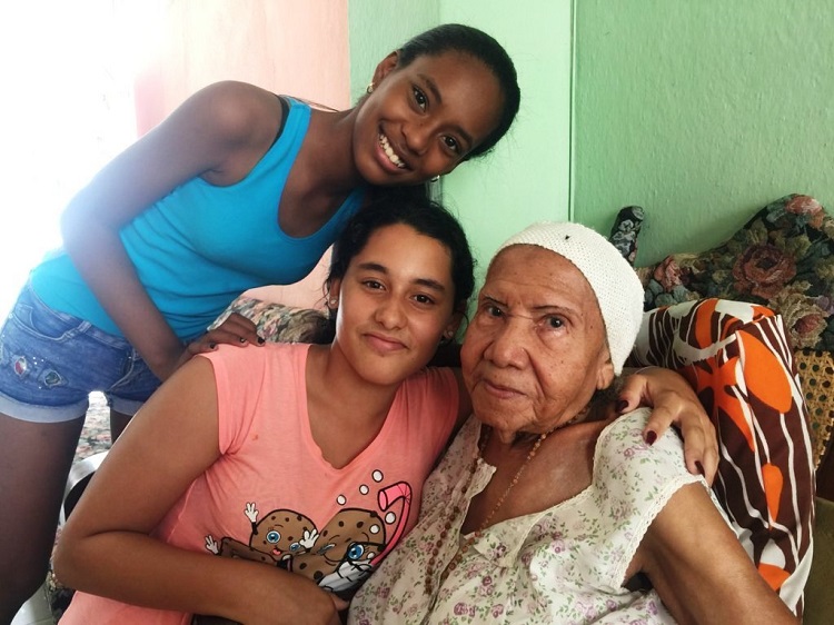 Miriam Meneses junto a niñas de las cuadra