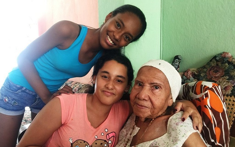 Miriam Meneses junto a niñas de las cuadra