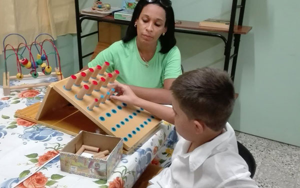 Inauguran Raúl y Dí­az-Canel Escuela Especial Amistad Cuba-Vietnam