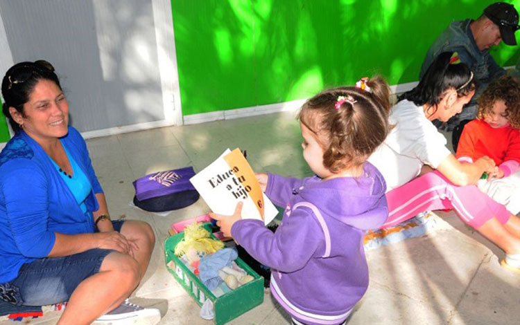 Niños y padres en el Programa Educa a tu Hijo.