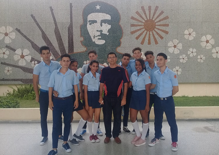 Profesor Daniel Bulgado junto a estudiantes de onceno grado del IPVCE de Santa Clara Profesor Daniel Bulgado junto a estudiantes de onceno grado del IPVCE de Santa Clara