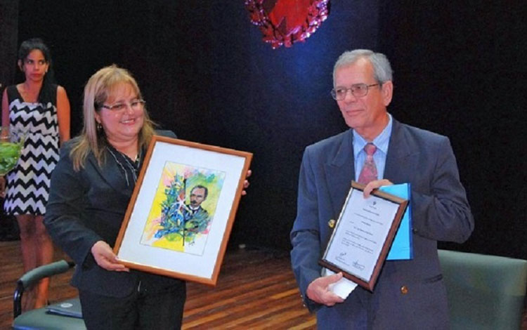 Osana Molerio Pérez, rectora de la Universidad Central «Marta Abreu » de Las Villas entrega condición de Profesor Emérito al Doctor en Ciencias Juan Valentín Lorenzo Ginori. Osana Molerio Pérez, rectora de la Universidad Central «Marta Abreu » de Las Villas entrega condición de Profesor Emérito al Doctor en Ciencias Juan Valentín Lorenzo Ginori.