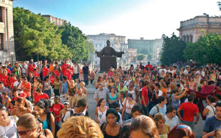 Estudiantes en escalinata de la Universidad de La Habana.