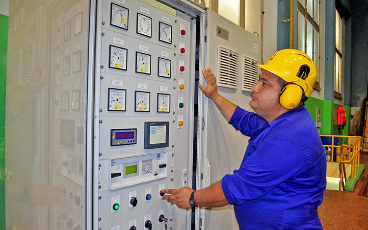 Pizarras automatizadas de la hidroeléctrica.