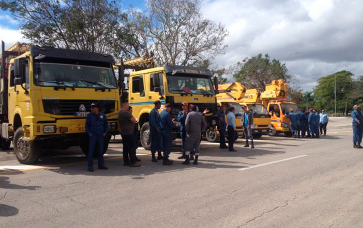 Trabajadores eléctricos de Villa Clara parten hacia La Habana.