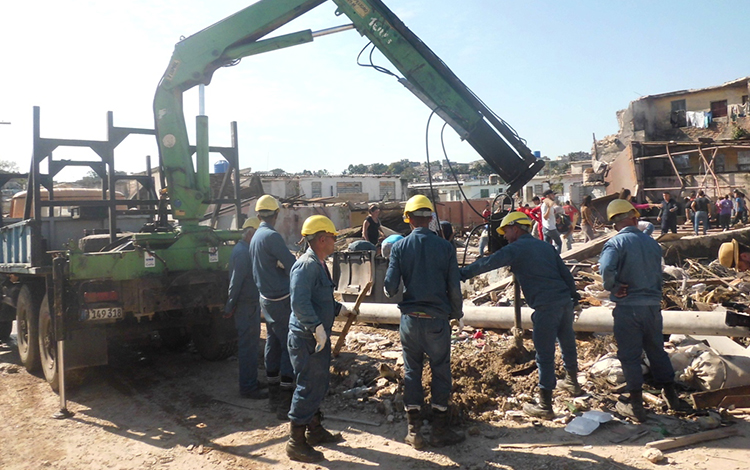 Trabajadores de la Empresa Eléctrica de Villa Clara laboran en La Habana tras tornado del 27 de enero de 2019.
