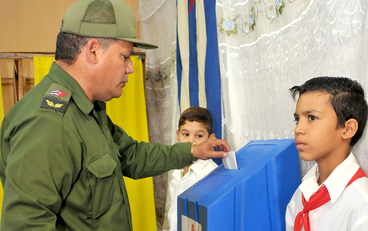 Julio Ramiro Lima Corzo, primer secretario del Partido en Villa Clara ejerciendo su derecho al voto