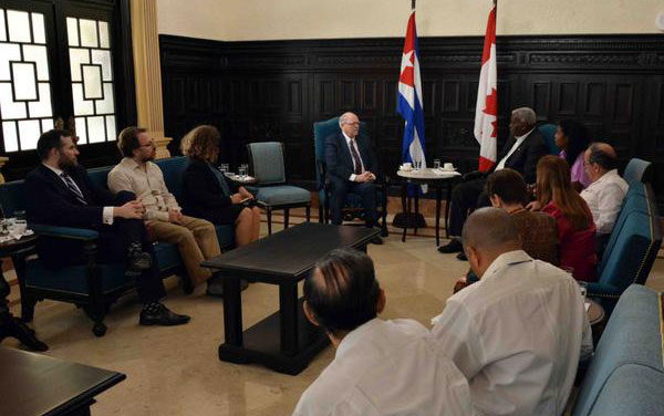Encuentro entre Esteban Lazo, presidente del Parlamento de Cuba, y George J. Furey, presidente del Senado de Canadá. Encuentro entre Esteban Lazo, presidente del Parlamento de Cuba, y George J. Furey, presidente del Senado de Canadá.