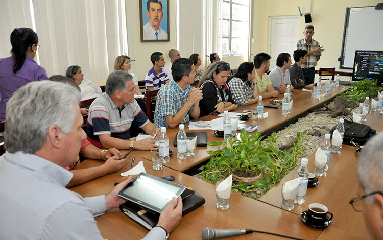 Miguel Díaz-Canel dialoga con grupo de desarrollo informático de la Universidad Central Marta Abreu de Las Villas. 