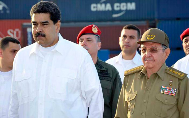 Raúl Castro y Nicolás Maduro, en acto de entrega de donativo de Venezuela a Cuba.