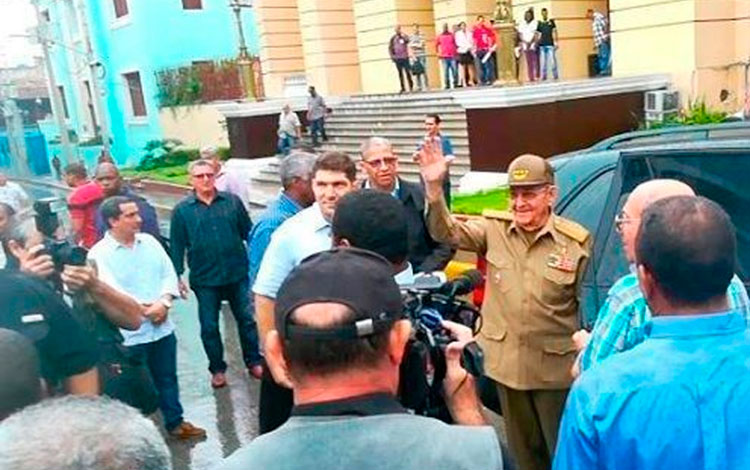 Raúl Castro Ruz sostiene encuentro con autoridades de Santiago de Cuba.