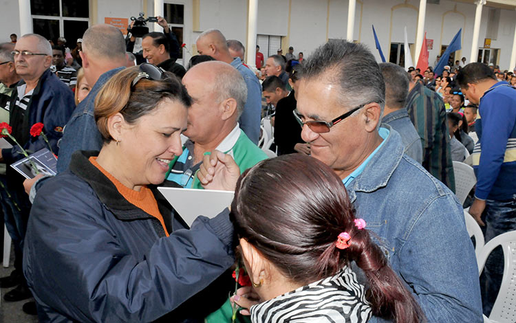 Reconocimiento a entidades participantes en la recuperación del Consejo Popular Emilio Córdova Reconocimiento a entidades participantes en la recuperación del Consejo Popular Emilio Córdova, en Encrucijada, Villa Clara.