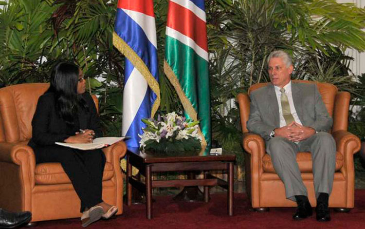 Saara Kuugongelwa-Amadhila, primera ministra de la República de Namibia, y Miguel Díaz-Canel Bermúdez, primer vicepresidente de Cuba.
