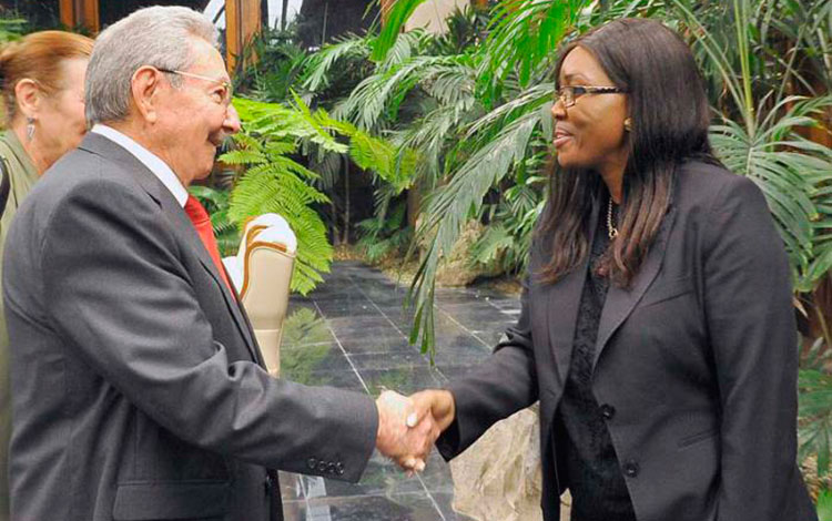 Raúl Castro Ruz y Saara Kuugongelwa-Amadhila.