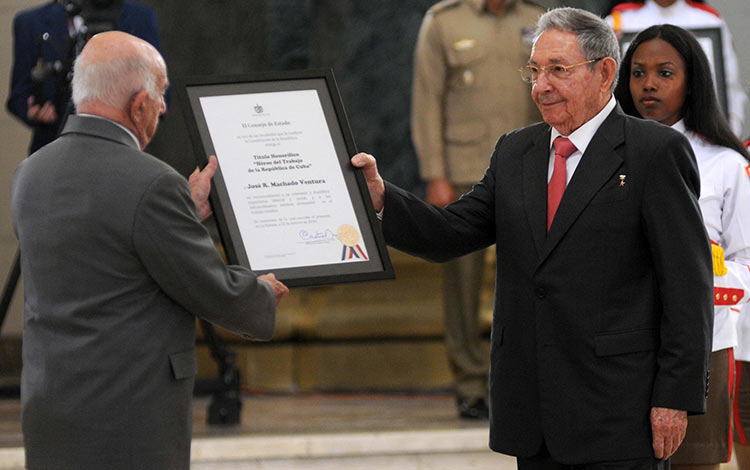 Raúl Castro condecora a José Ramón Machado Ventura.