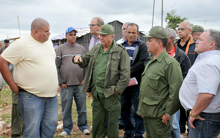 Acompañado por autoridades del Partido y el Gobierno de la provincia y de la Villa Blanca, Quintas Solá recorrió la comunidad de Cambaíto donde se da terminación a cuatro viviendas para damnificados con derrumbes totales.