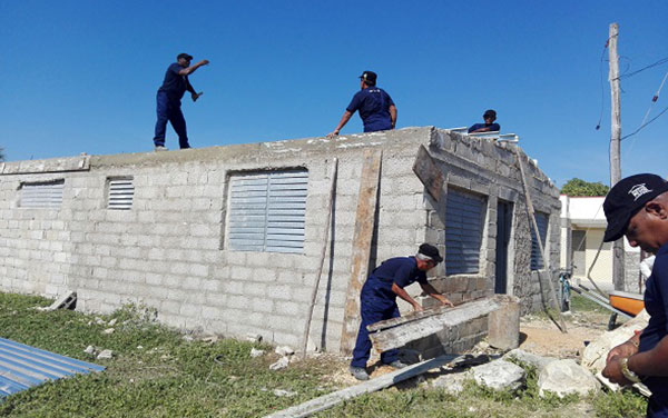 Colocación de techos donados por el PNUD a Caibarién. Colocación de techos donados por el PNUD a Caibarién.