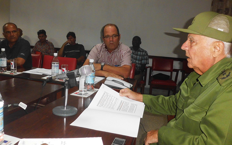 General de Cuerpo de Ejército Joaquín Quintas Solá, viceministro de las FAR, presenta informe sobre recuperación de Villa Clara tras huracán Irma.