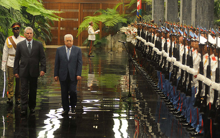 Presidente de Cuba, Miguel Díaz-Canel Bermúdez, y Mahmoud Abbas, en ceremonia de recibimiento oficial al presidente del Estado de Palestina.