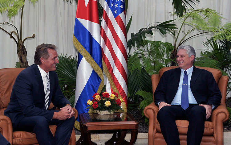Presidente cubano, Miguel Díaz-Canel, y senador estadounidense Jeff Flake.