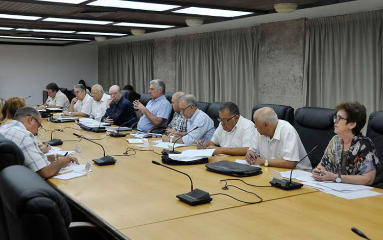 Miguel Díaz-Canel preside chequeo de inversiones.