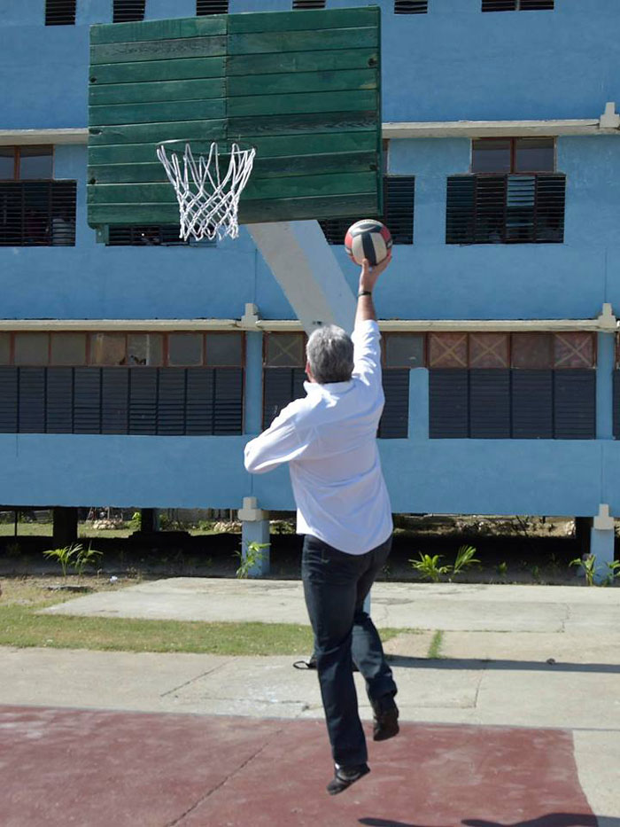 Presidente cubano, Miguel Dí­az-Canel, juega baloncesto en secundaria básica Armando Garcí­a, de Santiago de Cuba.