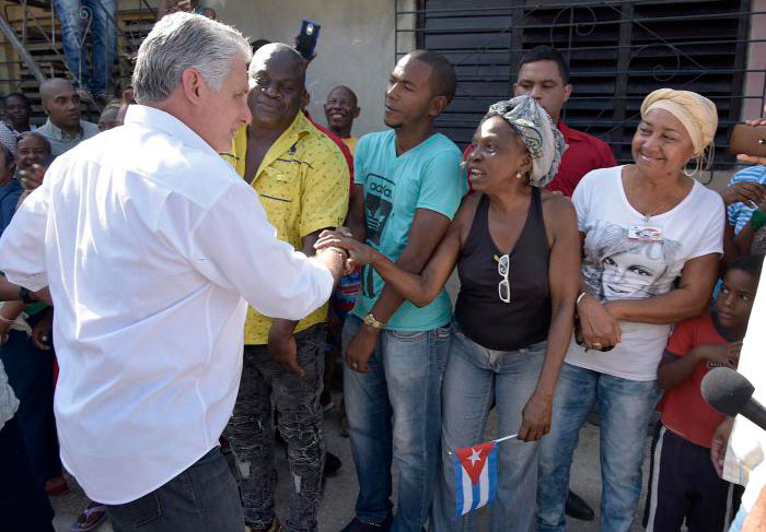 Presidente de los Consejos de Estado y de Ministros, Miguel Dí­az-Canel Bermúdez, saluda a pobladores de la comunidad santiaguera de Chicharrones.