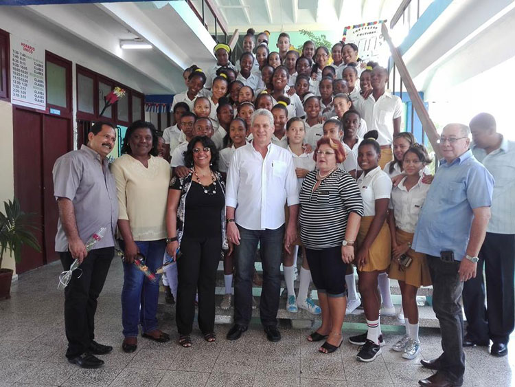 Miguel Dí­az-Canel visita la secundaria básica Armando Garcí­a, en Santiago de Cuba.