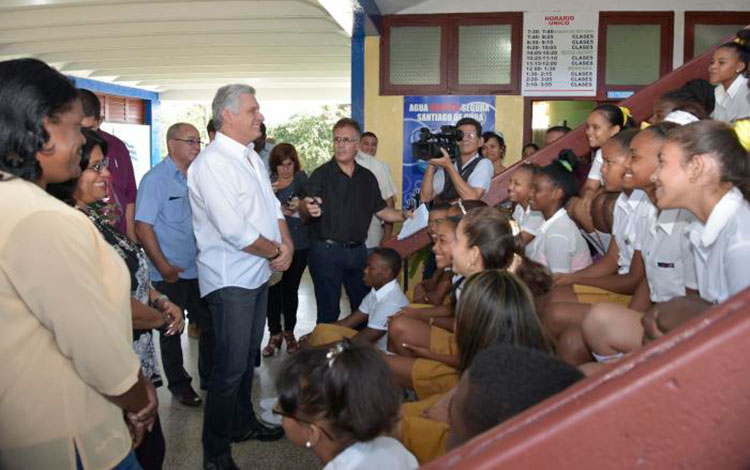 Miguel Dí­az-Canel dialoga con colectivo de la secundaria básica Armando Garcí­a, en Santiago de Cuba.