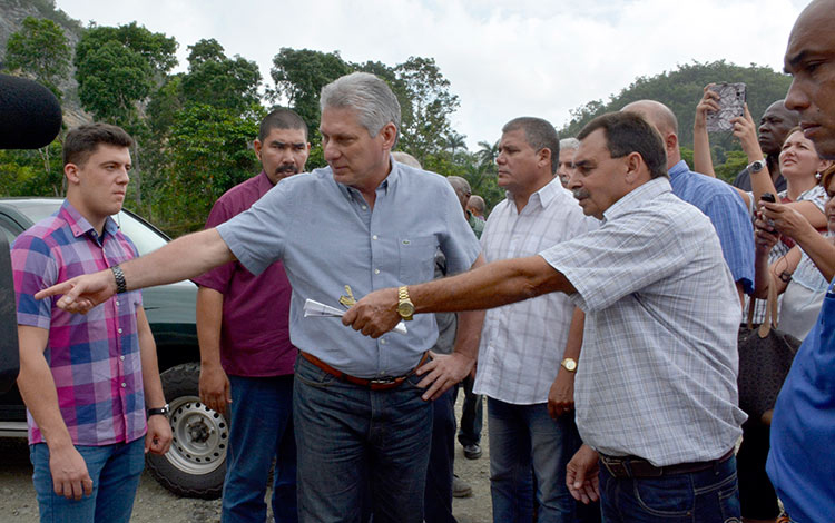 Miguel Díaz-Canel comprueba recuperación de viales en montañas de Villa Clara.