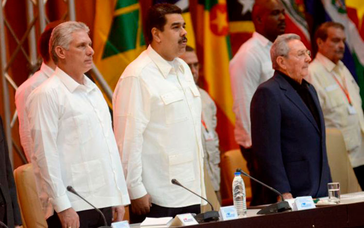 De izquierda a derecha, Miguel Díaz-Canel, Nicolás Maduro y Raúl Castro.
