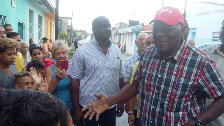 Primer vicepresidente Salvador Valdés Mesa, saluda a pobladores de Santa Clara. Primer vicepresidente Salvador Valdés Mesa, saluda a pobladores de Santa Clara.