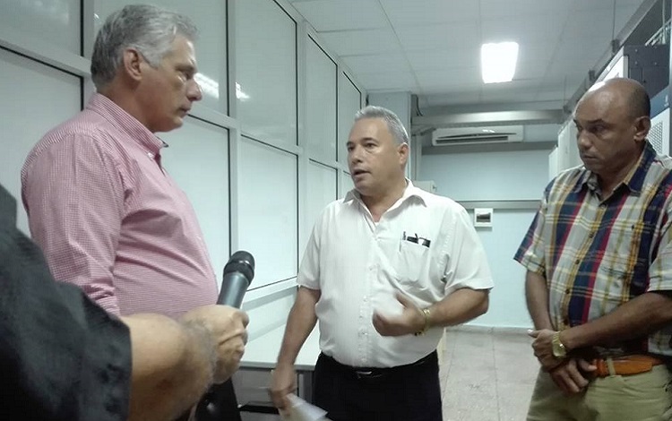Miguel Díaz-Canel en Etecsa Miguel Díaz-Canel en Etecsa