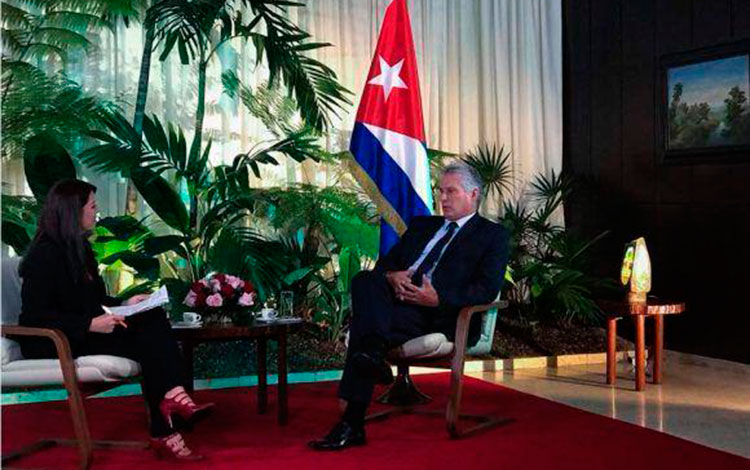 Presidente cubano, Miguel Díaz-Canel, es entrevistado por Patricia Villagas para Telesur.