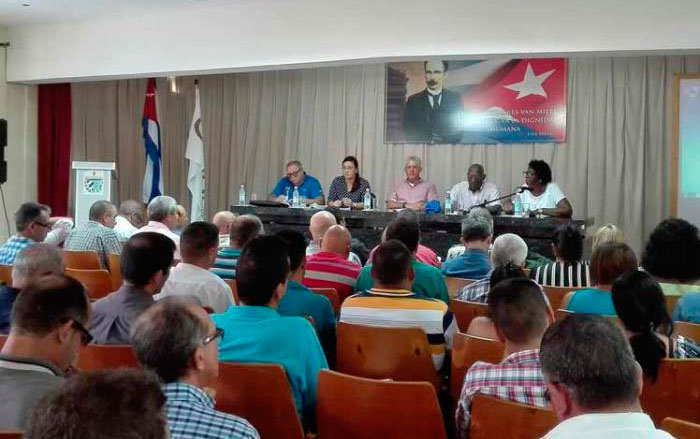 Presidente cubano, Miguel Dí­az-Canel Bermúdez, en reunión para analizar recuperación de Batabanó tras paso del huracán Michael.