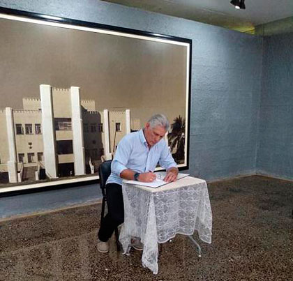 Presidente cubano, Miguel Dí­az-Canel, firma libro en Mausoleo a los Mártires de Artemisa.