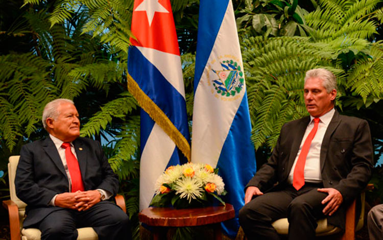 Miguel Díaz-Canel Bermúdez, presidente de Cuba, recibe a Salvador Sánchez Cerén, presidente de El Salvador.